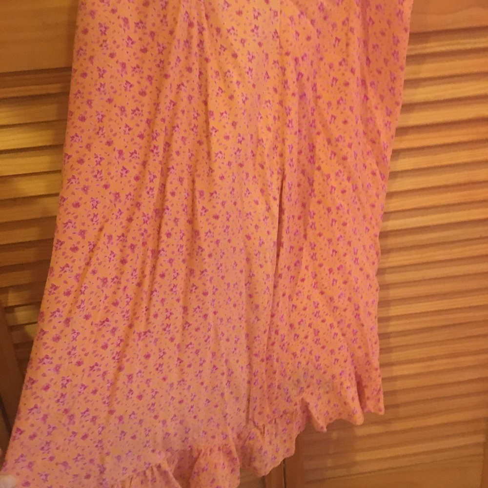 Cute, Medium size, mid length, rayon, peach skirt
